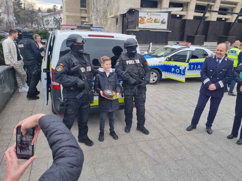 Un moment inedit a fost legat de marcarea zilei de naștere a lui Șerban, un copil foarte pasionat de tot ce înseamnă Poliție
