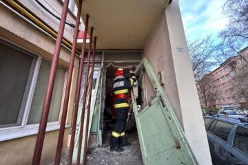 Explozia de la blocul din Suceava a fost foarte puternică, dar atenuată de tâmplăria din lemn a apartamentului