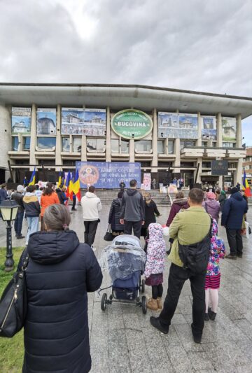 „Marșul pentru viață”, desfășurat în municipiul Suceava între reprize de ploaie
