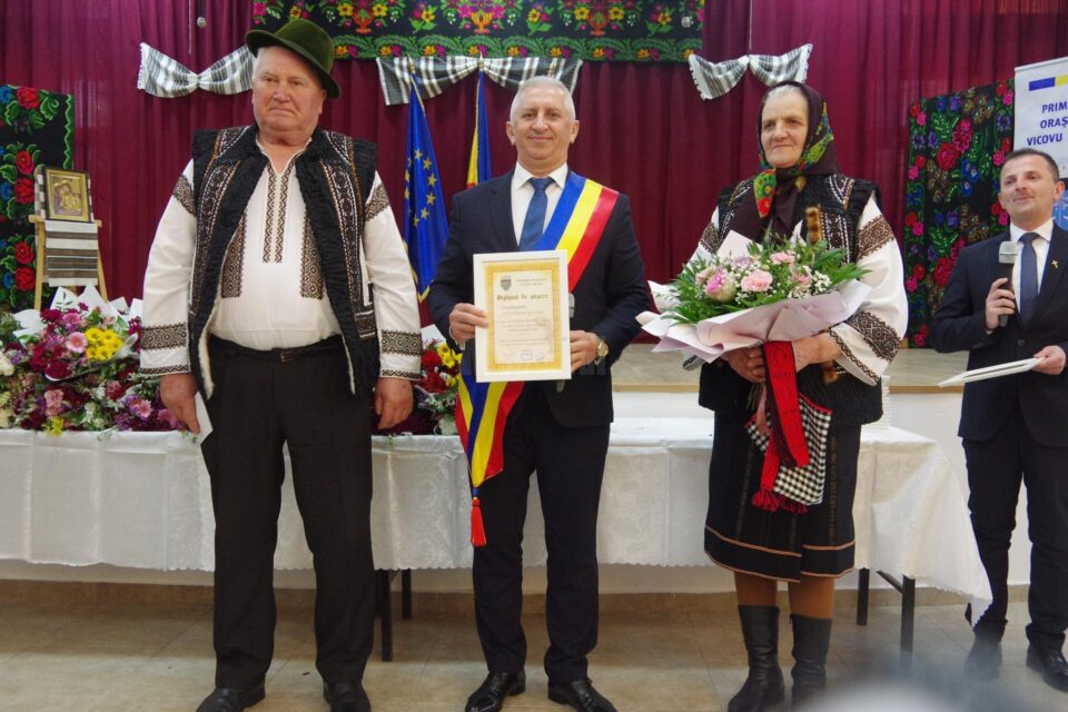 Primarul Vasile Iliuț a premiat 21 de cupluri de aur din Vicovu de Sus