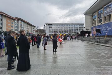 „Marșul pentru viață”, desfășurat în municipiul Suceava între reprize de ploaie