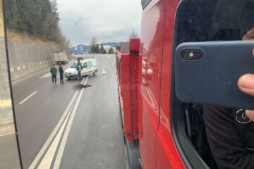 Bărbat accidentat de o mașină în timpul unei traversări imprudente