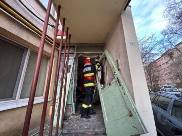 Inclusiv ușa de intrare în scară a fost distrusă