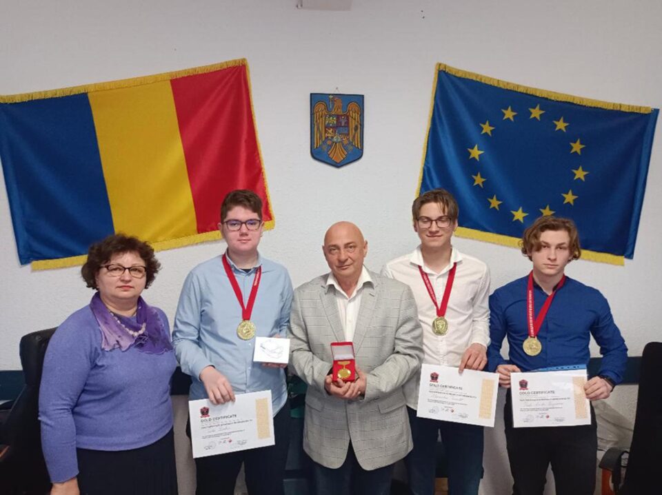 Elevii medaliați, alături de prof. Victor Șutac și prof. Anca Greculeac