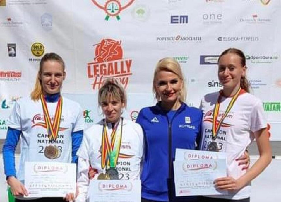Antrenoarea Erzilia Țîmpău alături de sportivele sale