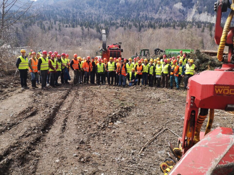 Conferință în pădure, cu parcurgerea traseului lemnului, de la exploatare la biomasă, cu demonstrații practice, organizată de Asociația Forestierilor din România