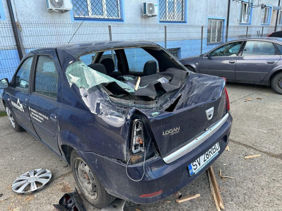 Opt mașini avariate de acoperișul sediului Jandarmeriei Suceava care a fost smuls de vânt