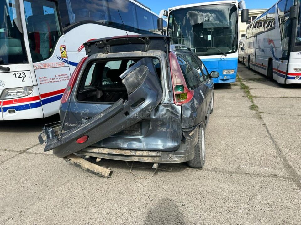 Opt mașini avariate de acoperișul sediului Jandarmeriei Suceava care a fost smuls de vânt