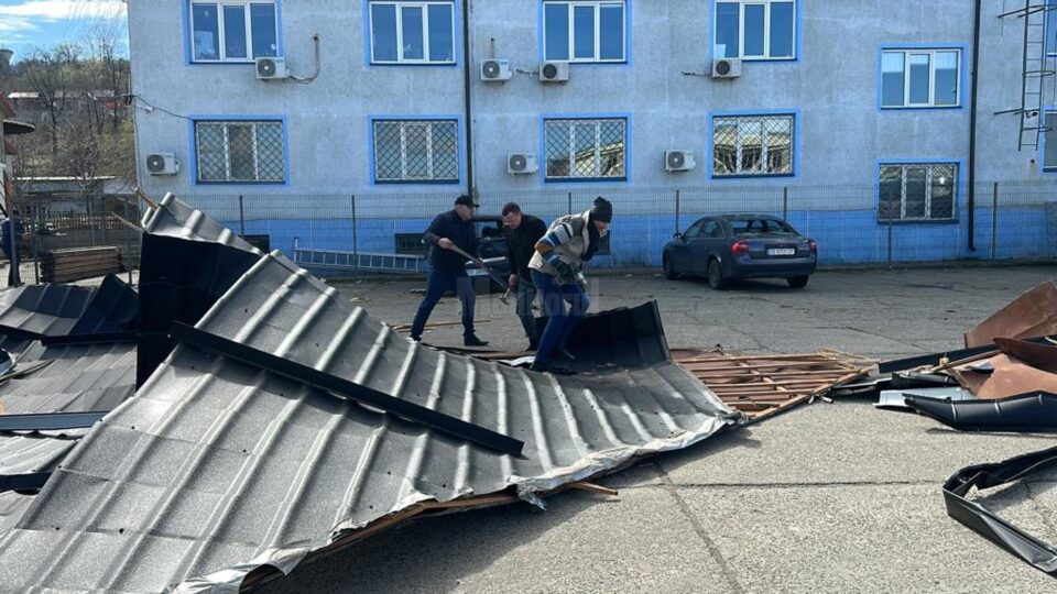 Opt mașini avariate de acoperișul sediului Jandarmeriei Suceava care a fost smuls de vânt