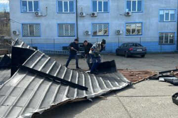 Opt mașini avariate de acoperișul sediului Jandarmeriei Suceava care a fost smuls de vânt