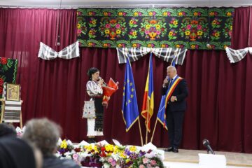 Interpreta Oana Bogza Pintea și primarul din Vicovu de Sus, Vasile Iliuț