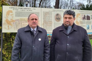 Vicepreședintele CJ Neculai Barbă și directorul Muzeului Național al Bucovinei, Emil Ursu, la vernisajul expoziției „Ciprian Porumbescu”
