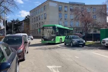 Trafic rutier paralizat in zona Policlinicii Areni din cauza unei mașini parcate în curbă