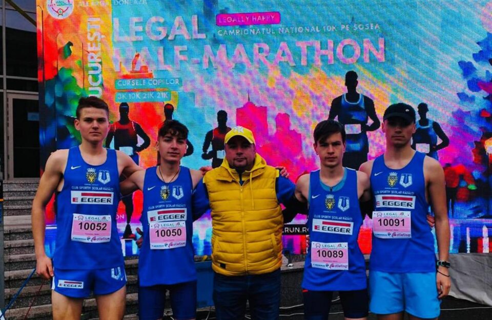 Antrenorul Bogdan Roșcăneanu împreună cu atleții rădăuțeni
