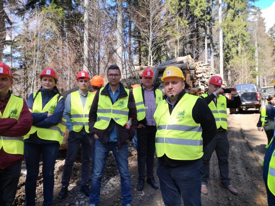 Conferință în pădure, cu parcurgerea traseului lemnului, de la exploatare la biomasă, cu demonstrații practice, organizată de Asociația Forestierilor din România