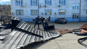 Opt mașini avariate de acoperișul sediului Jandarmeriei Suceava, care a fost smuls de vânt