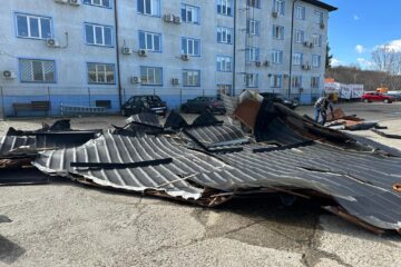 Opt mașini avariate de acoperișul sediului Jandarmeriei Suceava, care a fost smuls de vânt