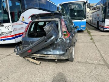 Opt mașini avariate de acoperișul sediului Jandarmeriei Suceava, care a fost smuls de vânt