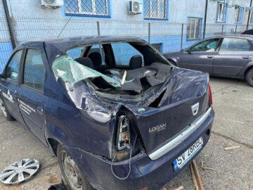 Opt mașini avariate de acoperișul sediului Jandarmeriei Suceava, care a fost smuls de vânt