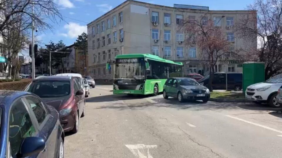Trafic rutier paralizat în zona Policlinicii Areni din cauza unei mașini parcate în curbă Trafic rutier paralizat în zona Policlinicii Areni din cauza unei mașini parcate în curbă