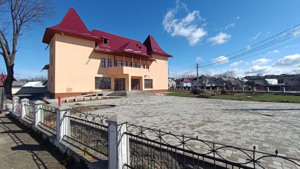 Costurile pentru construcția gardului care să împrejmuiască curtea Căminului Cultural din Dornești urmau să se ridice la 230.000 de lei, adică aproape 50.000 de euro Costurile pentru construcția gardului care să împrejmuiască curtea Căminului Cultural din Dornești urmau să se ridice la 230.000 de lei, adică aproape 50.000 de euro