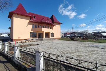 Costurile pentru construcția gardului care să împrejmuiască curtea Căminului Cultural din Dornești urmau să se ridice la 230.000 de lei, adică aproape 50.000 de euro