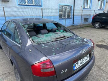 Opt mașini avariate de acoperișul sediului Jandarmeriei Suceava, care a fost smuls de vânt