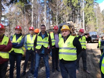 Conferință în pădure, cu parcurgerea traseului lemnului, de la exploatare la biomasă, cu demonstrații practice, organizată de Asociația Forestierilor din România