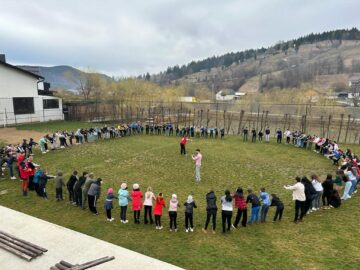Elevii și profesorii școlii din Găinești au învățat să acorde primul ajutor