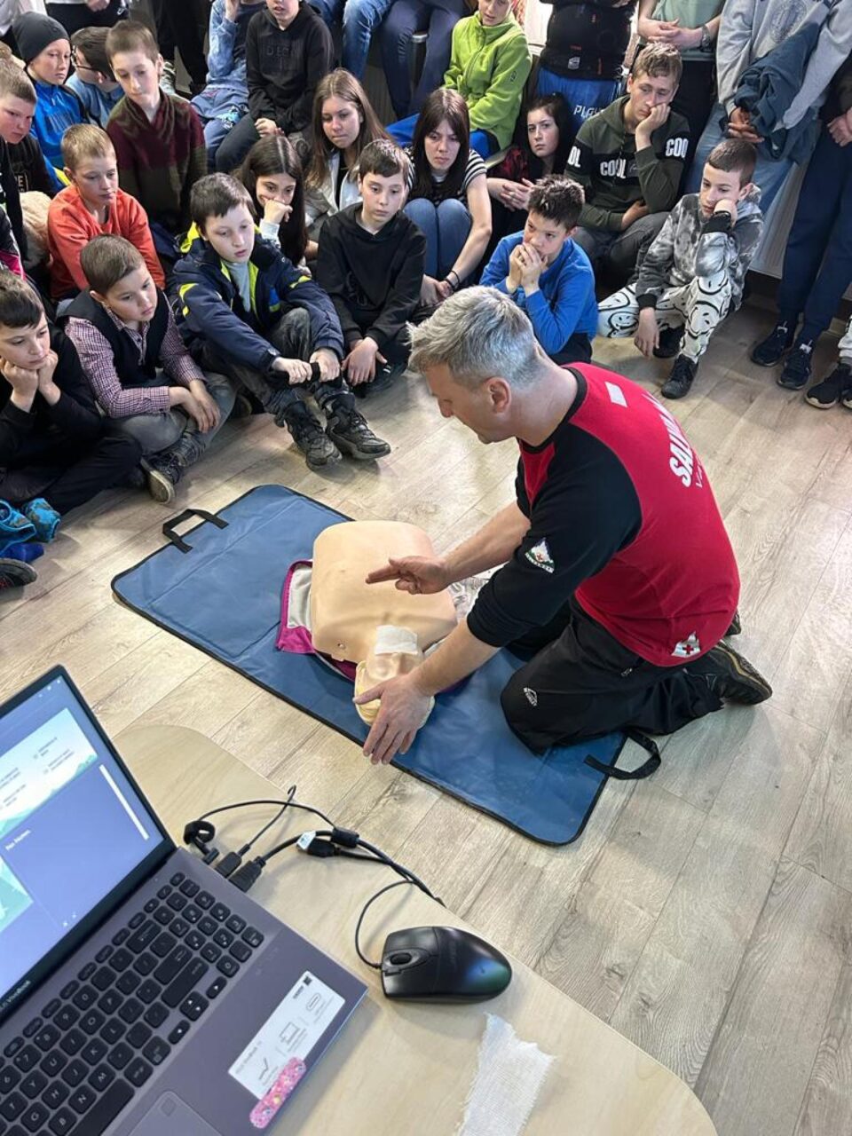Elevii și profesorii școlii din Găinești au învățat să acorde primul ajutor