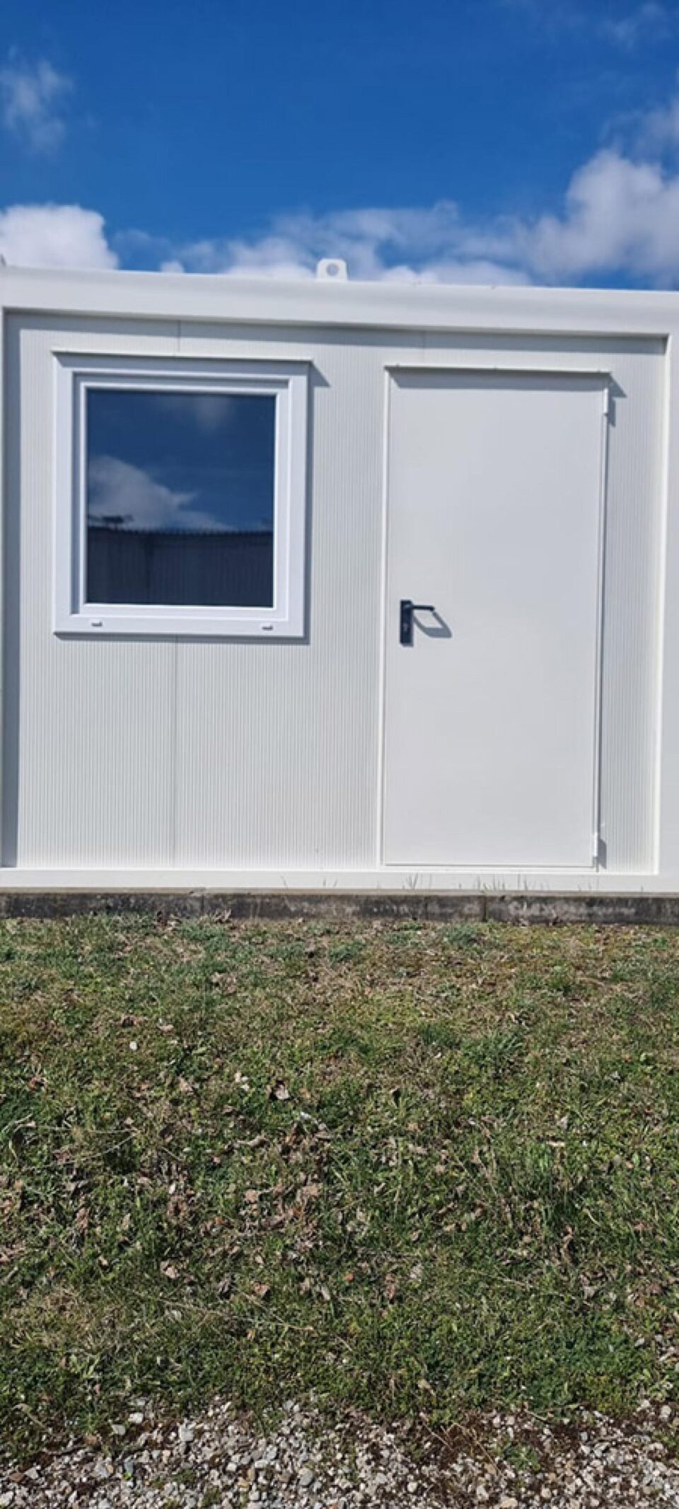 Până la finalizarea clădirii, două containere vor fi pe post de camere frigorifice