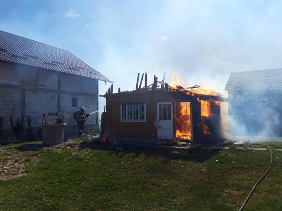 Bucătărie de vară mistuită de flăcări la Baia