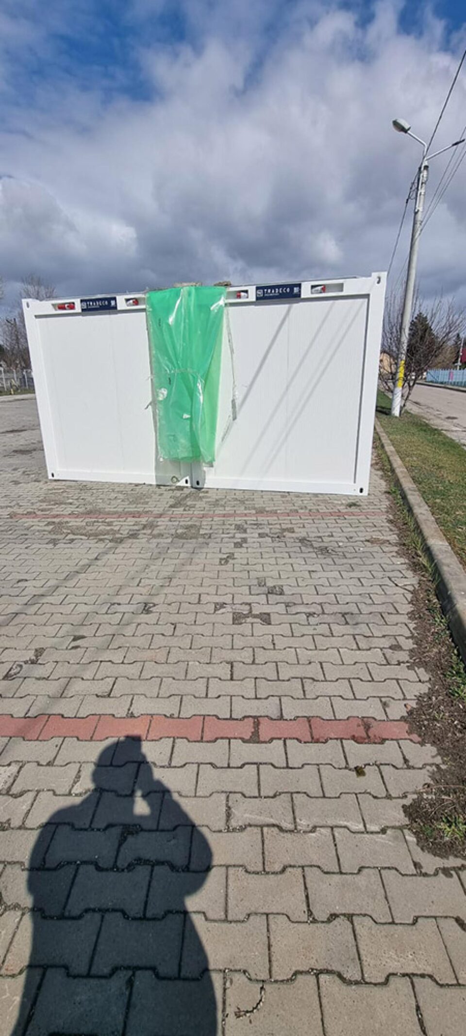 Până la finalizarea clădirii, două containere vor fi pe post de camere frigorifice