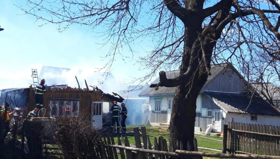 Bucătărie de vară mistuită de flăcări la Baia