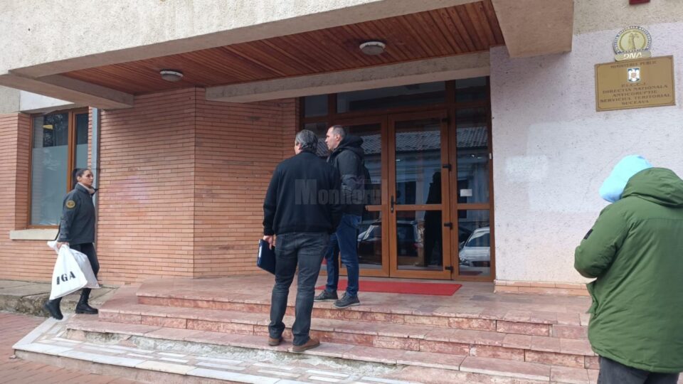 Miercuri s-au efectuat 64 de percheziții, între care 21 la instituții publice