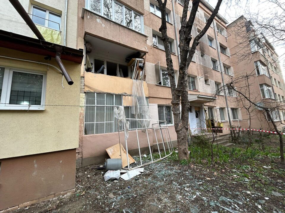 Primăria Suceava plătește aproape 91.000 de lei pentru înlocuirea geamurilor și ușilor afectate de explozia de pe strada Tipografiei Primăria Suceava plătește aproape 91.000 de lei pentru înlocuirea geamurilor și ușilor afectate de explozia de pe strada Tipografiei