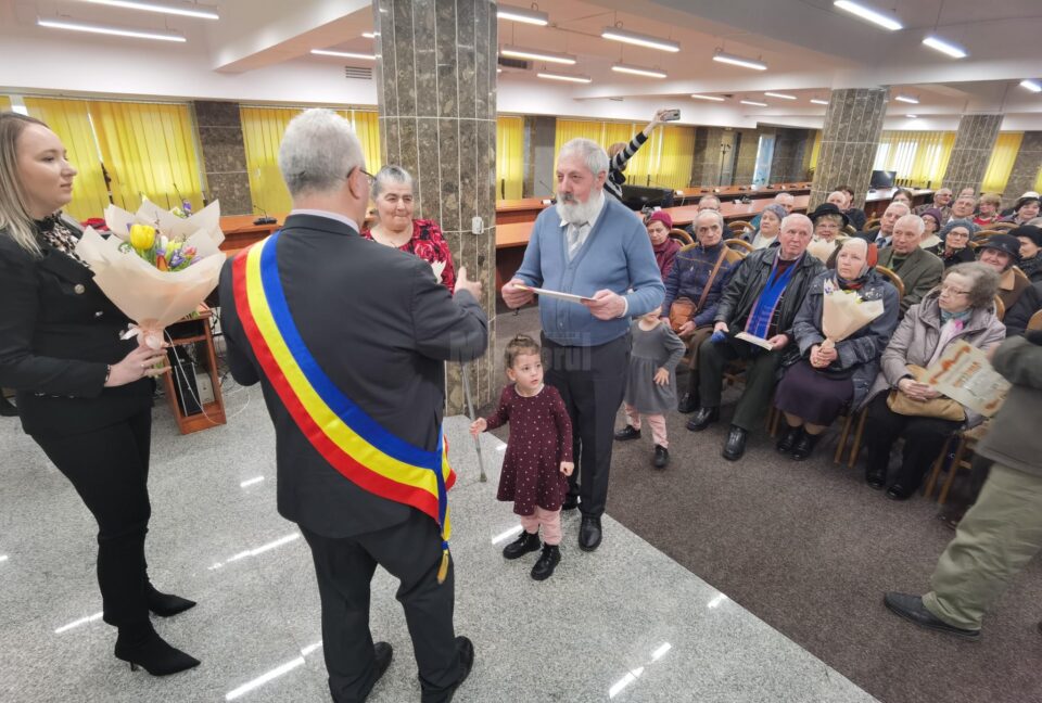 31 de ”Cupluri de aur” au fost sărbătorite la Primăria Suceava și premiate cu câte 1000 de lei, la finele lunii martie 2023