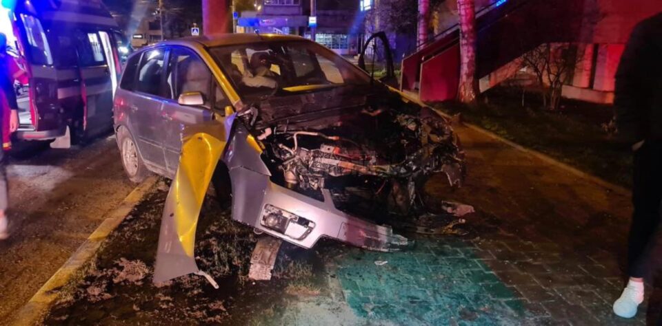 O mașină a intrat într-un stâlp în Suceava și o tânără a ajuns la spital