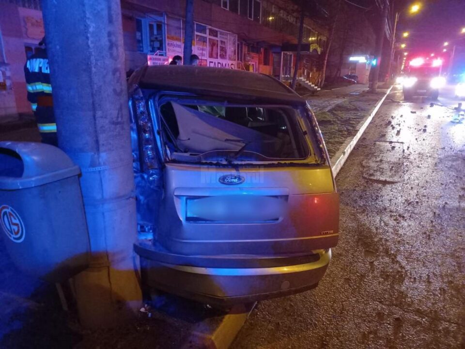 O mașină a intrat într-un stâlp în Suceava și o tânără a ajuns la spital