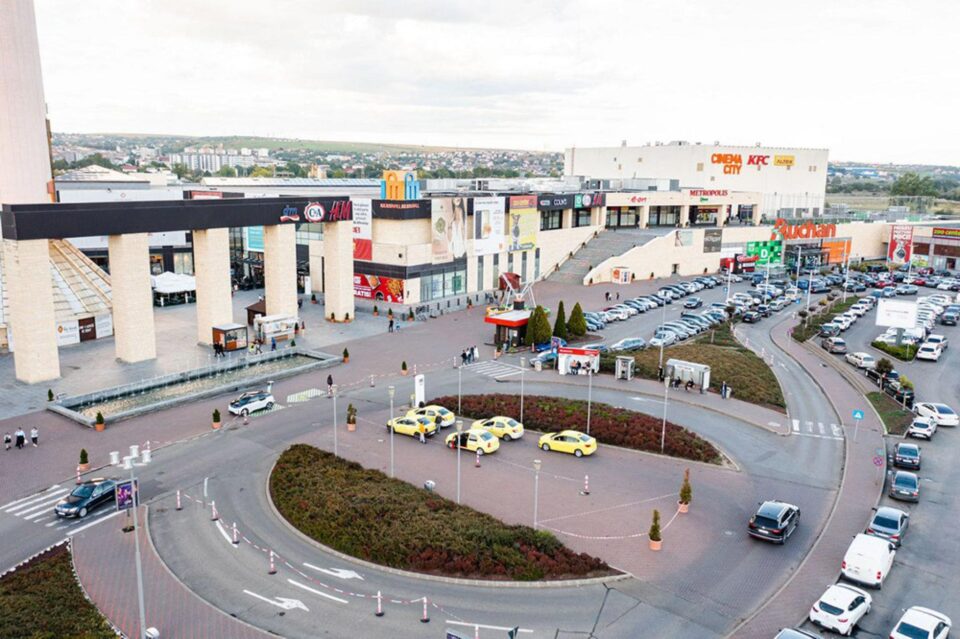 Iulius Mall oferă două iPhone 14 și alte 1.500 de premii la cumpărături