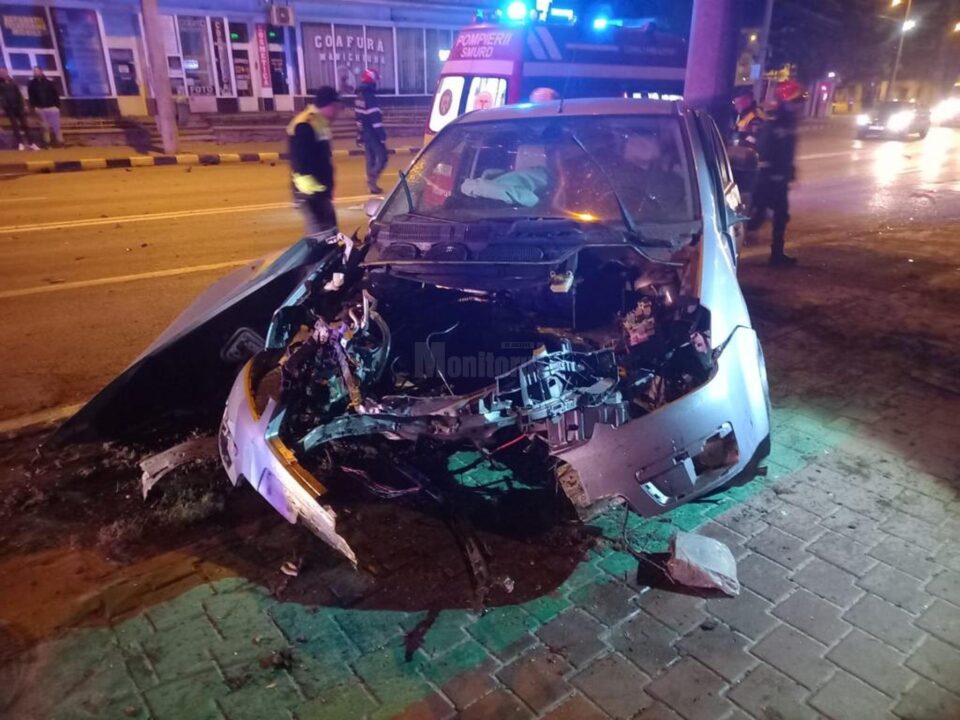 O mașină a intrat într-un stâlp în Suceava și o tânără a ajuns la spital