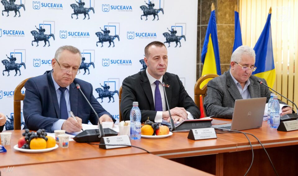 Primarul Ion Lungu și viceprimarul Lucian Harșovschi, inițiatorii proiectului de hotărâre prin care gratuitatea la cele 28 de stații cu încărcare standard se prelungește până la 01.01. 2025