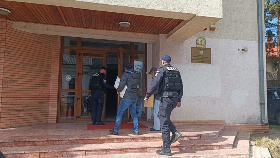 Doi comisari de mediu în arest la domiciliu, iar alți trei puși sub control judiciar de procurorii DNA Suceava Doi comisari de mediu în arest la domiciliu, iar alți trei puși sub control judiciar de procurorii DNA Suceava