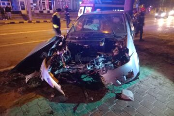 Șoferița în vârstă de 21 de ani care a intrat într-un stâlp din Suceava era băută zdravăn