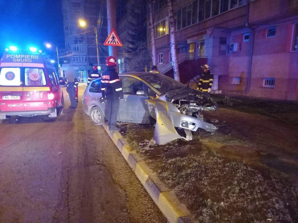 O mașină a intrat într-un stâlp în Suceava și o tânără a ajuns la spital