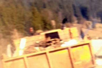 Mașină a Primăriei Broșteni, surprinsă când arunca gunoi în albia unui pârâu