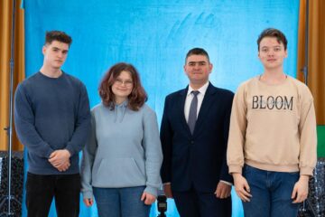 Elevii Colegiului „Dragoș Vodă”, alături de profesor dr. Mihai Piticar Toader
