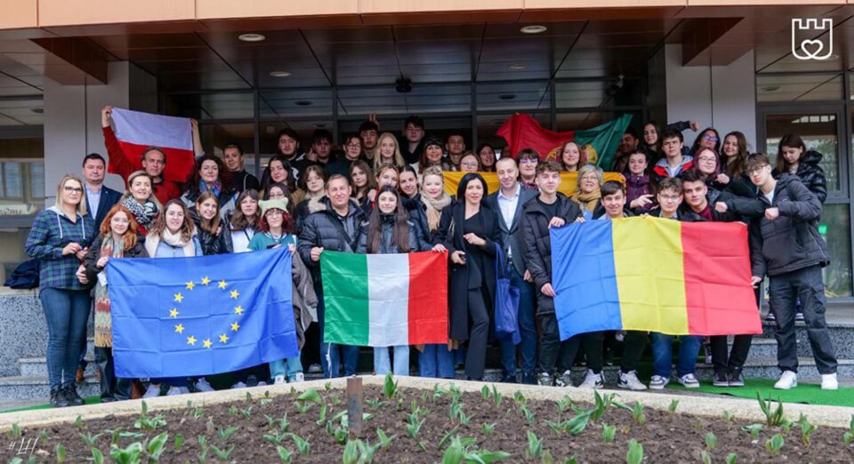 Elevi și profesori din Polonia, Portugalia, Italia și Grecia, în vizită la Primăria Suceava