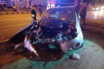 Șoferița în vârstă de 21 de ani care a intrat într-un stâlp din Suceava era băută zdravăn