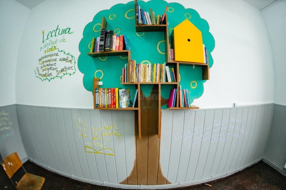 Pereții interiori ai Școlii Gimnaziale Baineț, pictați cu ajutorul Fundației Umanitare ASSIST